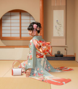 和室で振袖の女性の座り姿
