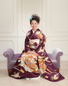 紫色の振り袖の女性